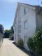 Gemütliche Kapitalanlage im 1. Obergeschoss eines 7 Familienhauses mit Balkon - Giebelansicht Eingang