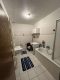 Geräumige 5-Zimmer-Wohnung mit zwei Bädern in Herne - Helles Badezimmer mit Wann.jpg