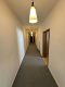 Geräumige 5-Zimmer-Wohnung mit zwei Bädern in Herne - Langer Flur mit Lampen.jpg