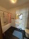 Geräumige 5-Zimmer-Wohnung mit zwei Bädern in Herne - Helles Badezimmer.jpg