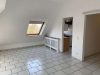 Charmante DG-Wohnung mit Spitzboden und Garage – ideal zur Eigennutzung oder Kapitalanlage - Wohnzimmer Richtung Küche.jpg