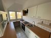 Charmante DG-Wohnung mit Spitzboden und Garage – ideal zur Eigennutzung oder Kapitalanlage - Küche Richtung Fenster.jpg