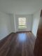2-Zimmer-Wohnung mit Balkon und Blick ins Grüne in Münster - Leeres Zimmer mit Fenster.jpg