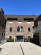 City-Loft im Erdgeschoss mit überdachter Terrasse und Garage - Hausansicht Eingang B.jpg