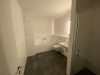 3-Zimmer-Wohnung mit Balkon und Einbauküche in Düsseldorf-Flingern - Modernes Badezimmer.jpg