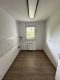 Blick ins Grüne: 3-Zimmer-Wohnung mit Balkon in Bochum - Leerer Küchenraum.jpg