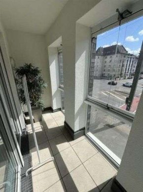 Balkon mit Glasfront und Blick nach draußen – 1-Zimmer-Apartment in Düsseldorf, 40233 Düsseldorf, Etagenwohnung