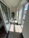 Balkon mit Glasfront und Blick nach draußen – 1-Zimmer-Apartment in Düsseldorf - Balkon.jpg