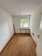 Vollständig renovierte 3-Zimmer-Wohnung mit Garage in Gelsenkirchen - Leeres Zimmer mit Holzbode.jpg
