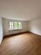 Vollständig renovierte 3-Zimmer-Wohnung mit Garage in Gelsenkirchen - Leerer Raum mit Holzboden.jpg